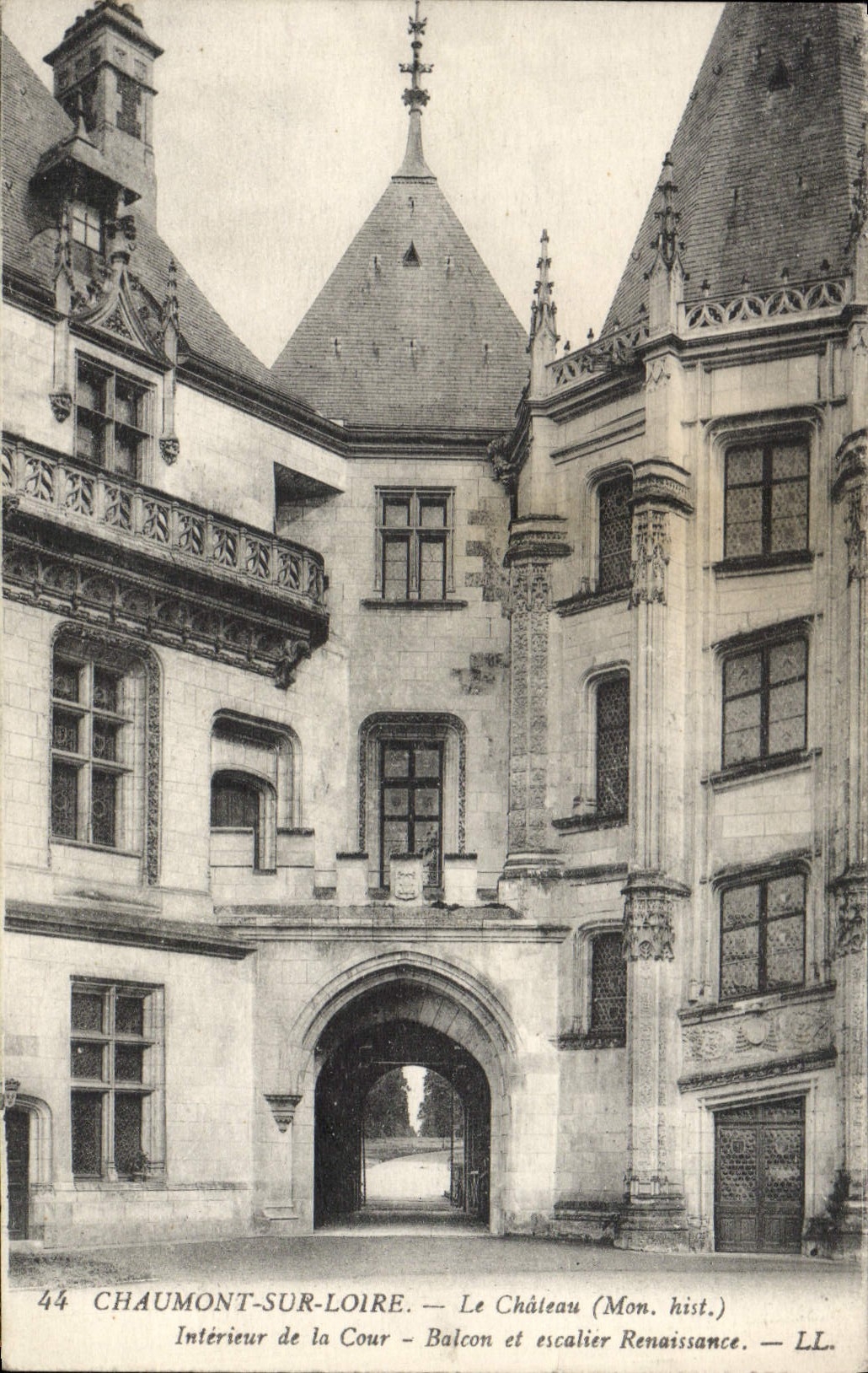 Chaumont-sur-Loire — Le Château (Mon. hist.) — Intérieur de la Cour - Balcon et escalier Renaissance — LL.