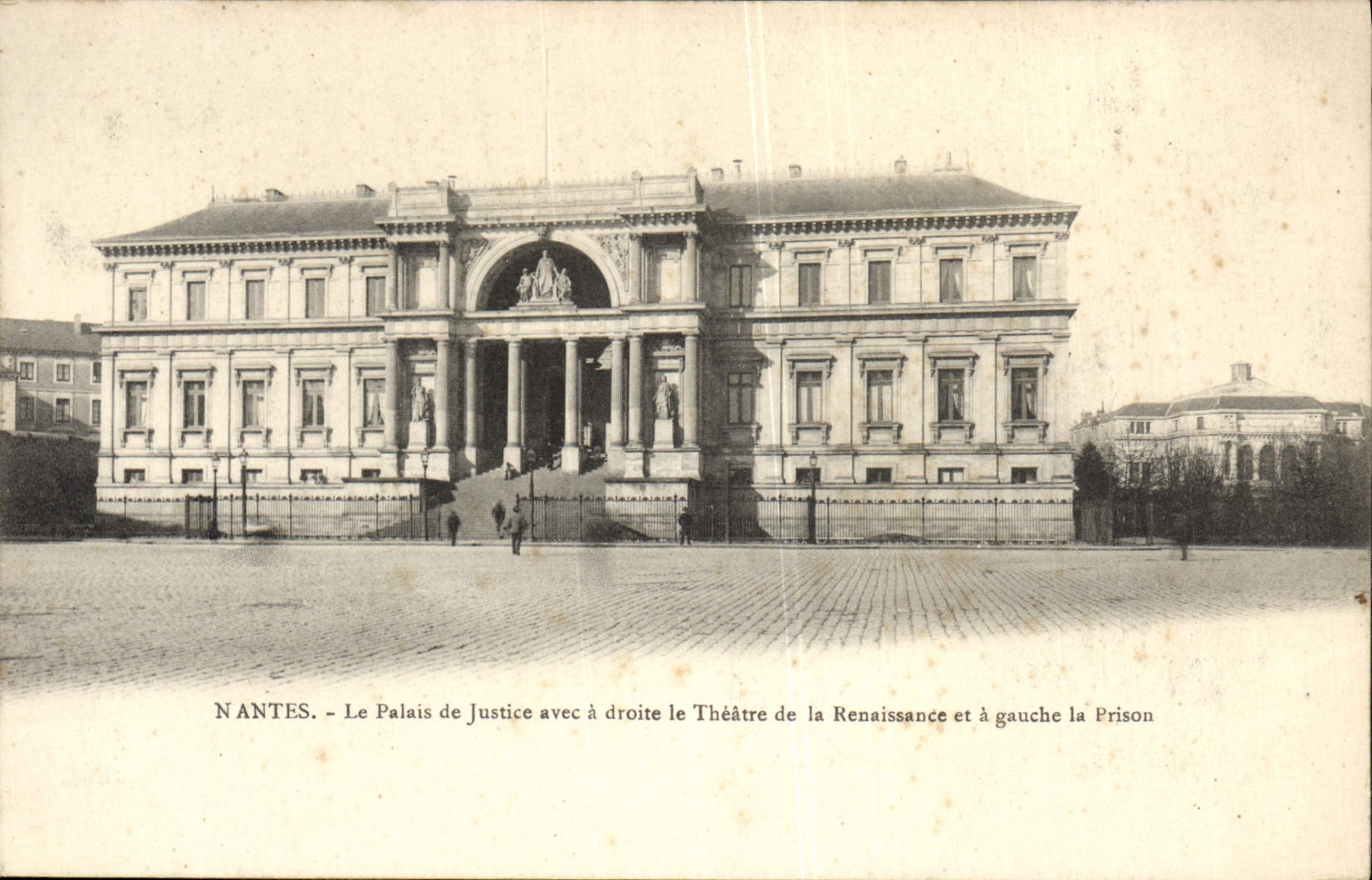 CPA Nantes Le Palais de Justice Avec a Droite le Theatre de la Renaissance et a gauche la prison