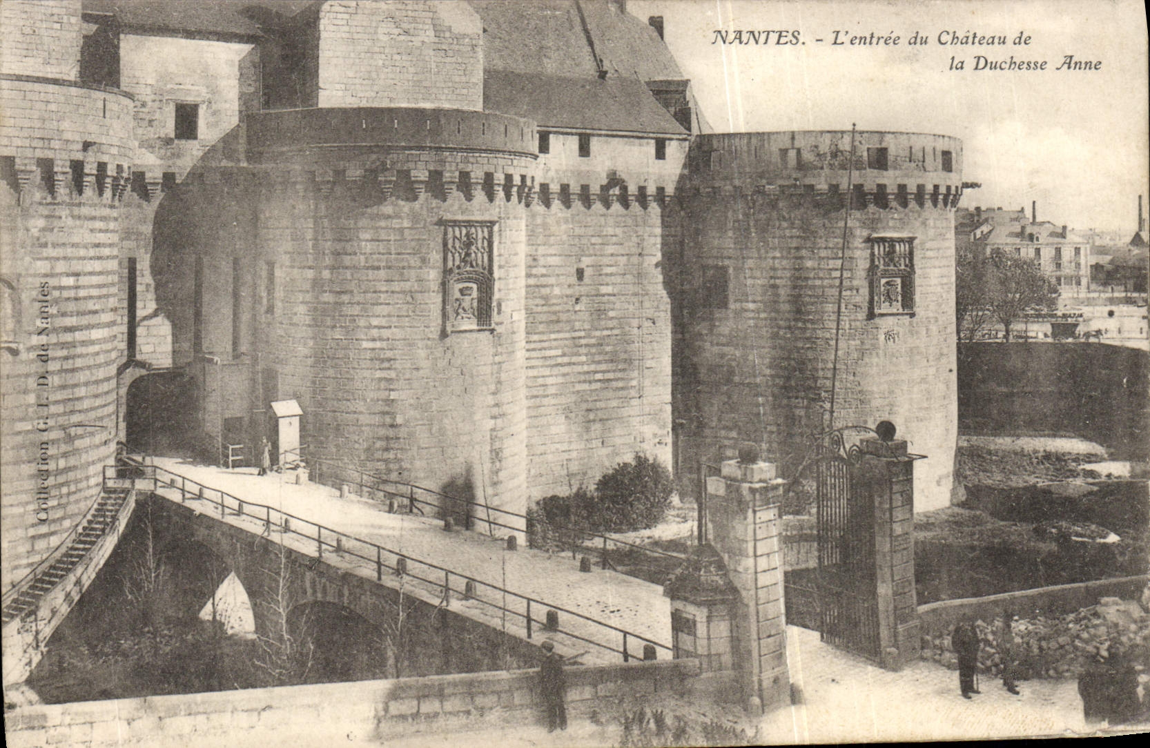 CPA Nantes L'Entree du Chateau de La Duchesse Anne