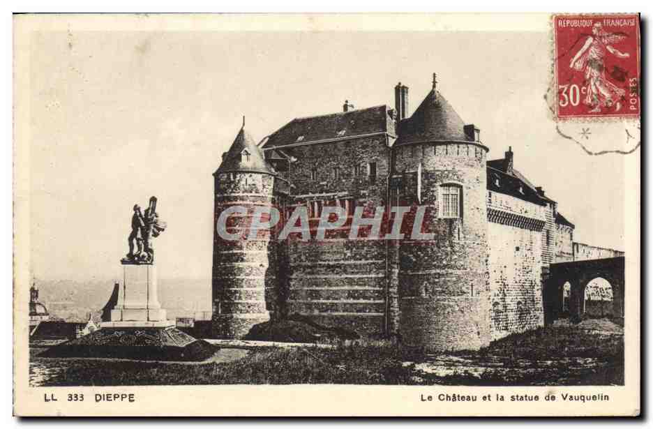 CPA Dieppe Le Chateau et la Statue de Vauquelin