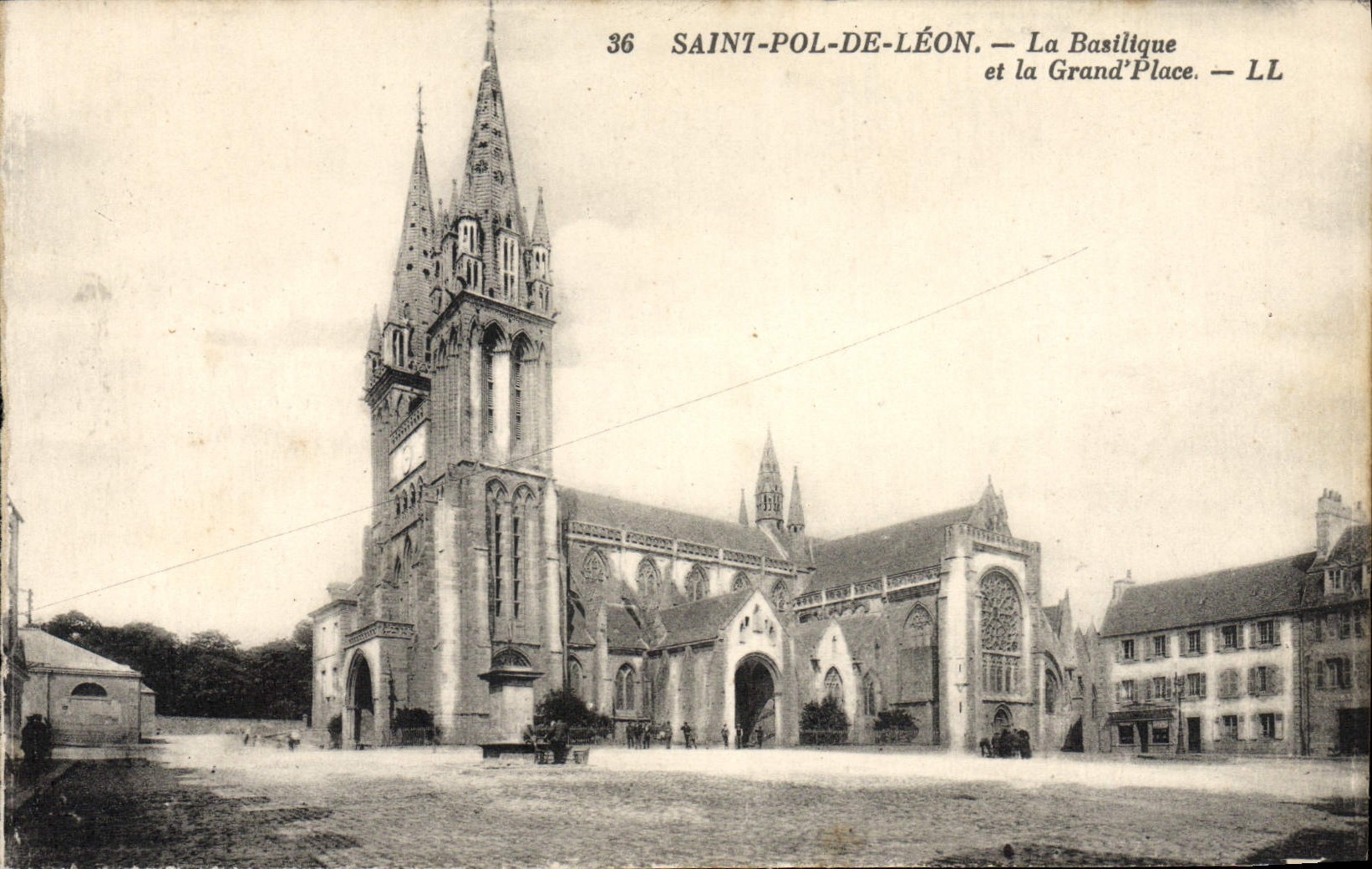 CPA Saint Pol De Leon La Basilique et la Grand Place