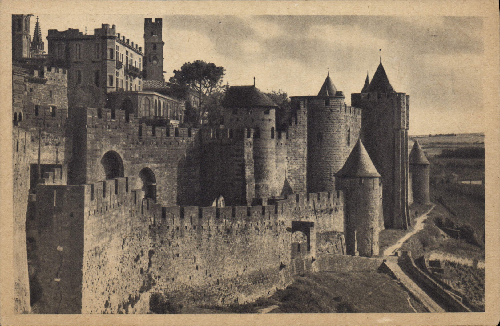 CPA Carcassonne La Cite Les Avancees de la Porte d'Aude