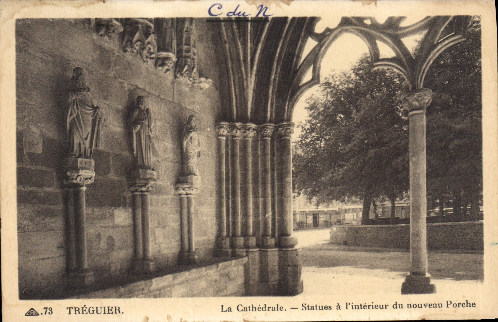 Tréguier — La Cathédrale — Statues à l'intérieur du nouveau Porche — C du N, n°73