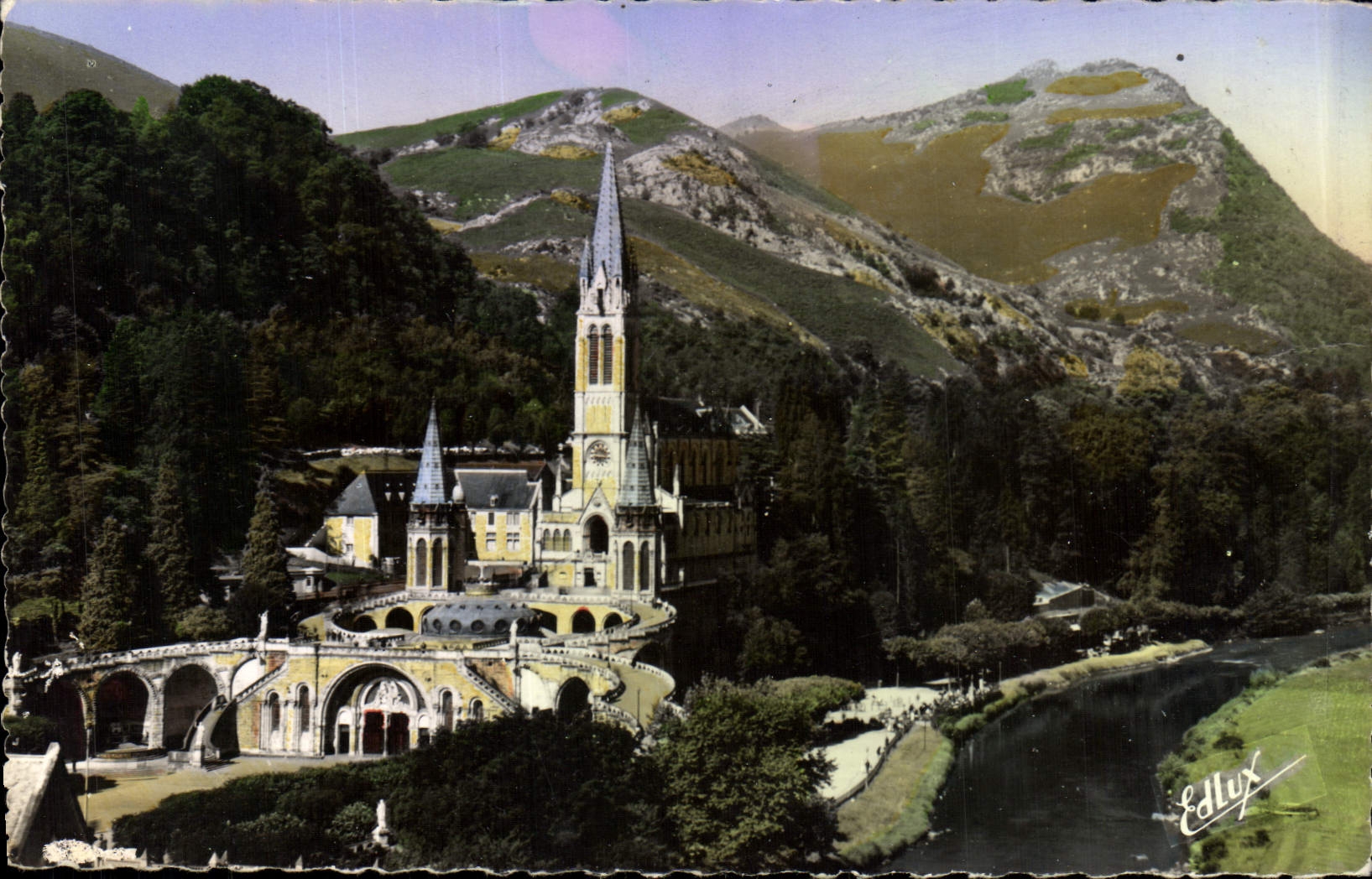 CPA Lourdes La Basilique et le Gave