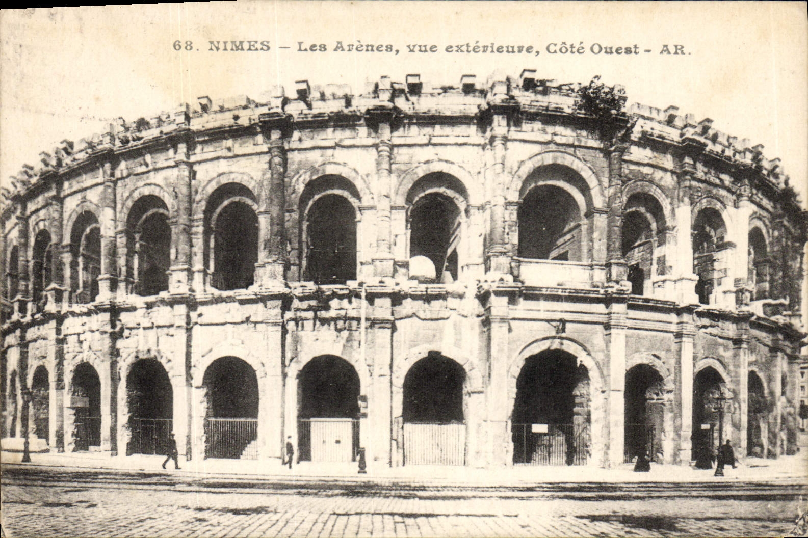 Nîmes — Les Arènes, vue extérieure, Côté Ouest — AR.