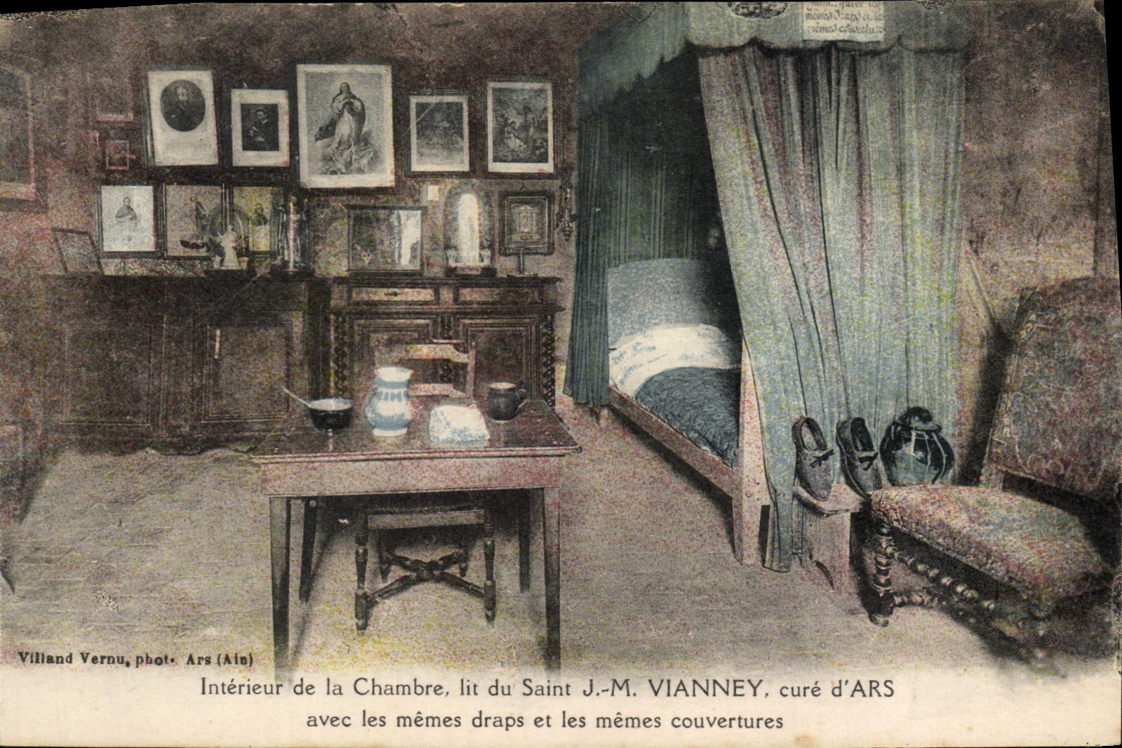 Intérieur de la Chambre, lit du Saint J.-M. VIANNEY, curé d'ARS — avec les mêmes draps et les mêmes couvertures — Villand Vernu, phot. Ars (Ain)
