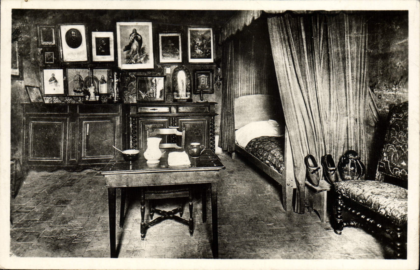 Intérieur de la Chambre du Saint Curé d'ARS — lit de mort — Villand-Vermilion, Ain