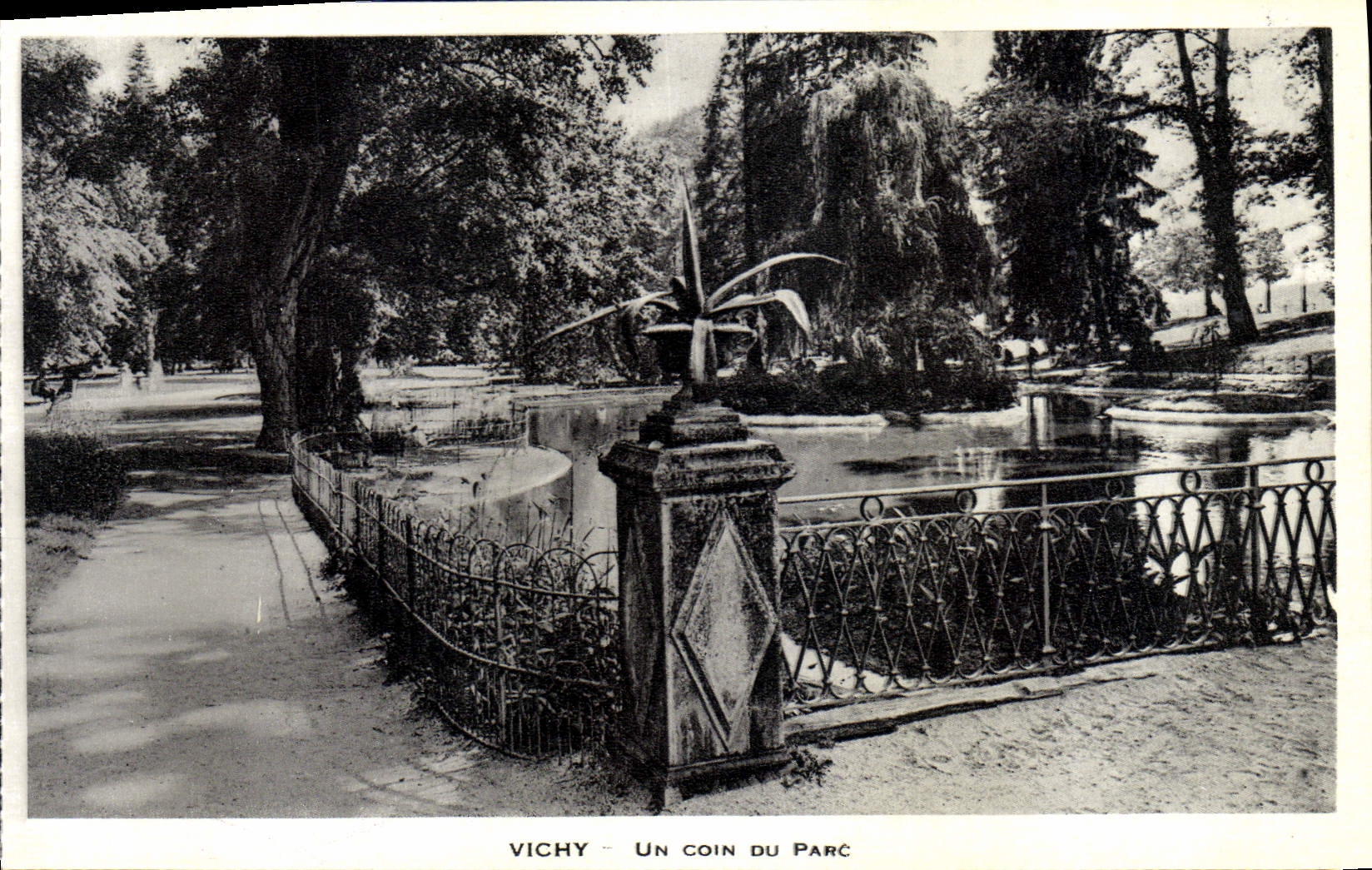 CPA Vichy Un Coin Du Parc