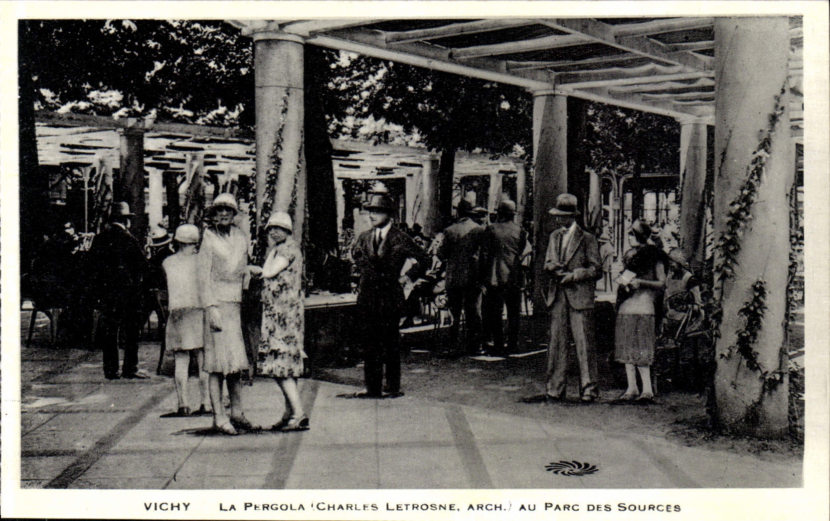 CPA Vichy La Percola Charles Letrosne Arch au parc des Sources 