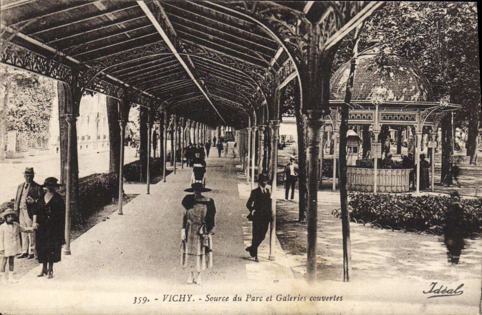 CPA Vichy Source du Parc et Galeries couvertes