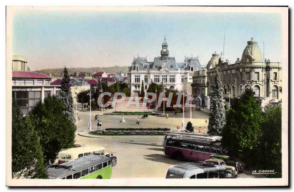 CPM Vichy L'Esplanade de l'hotel de ville 