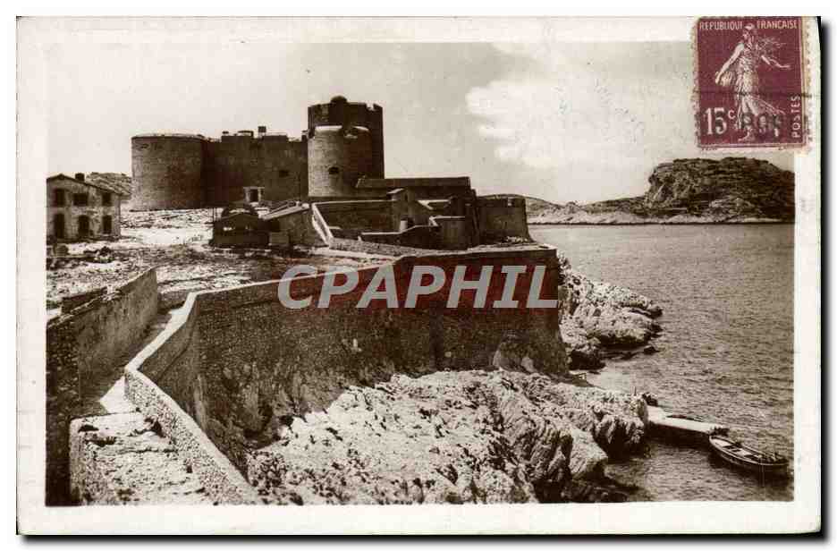 CPA Marseille Le Chateau d'If Une vue generale du donjon au loin les iles de Frioul
