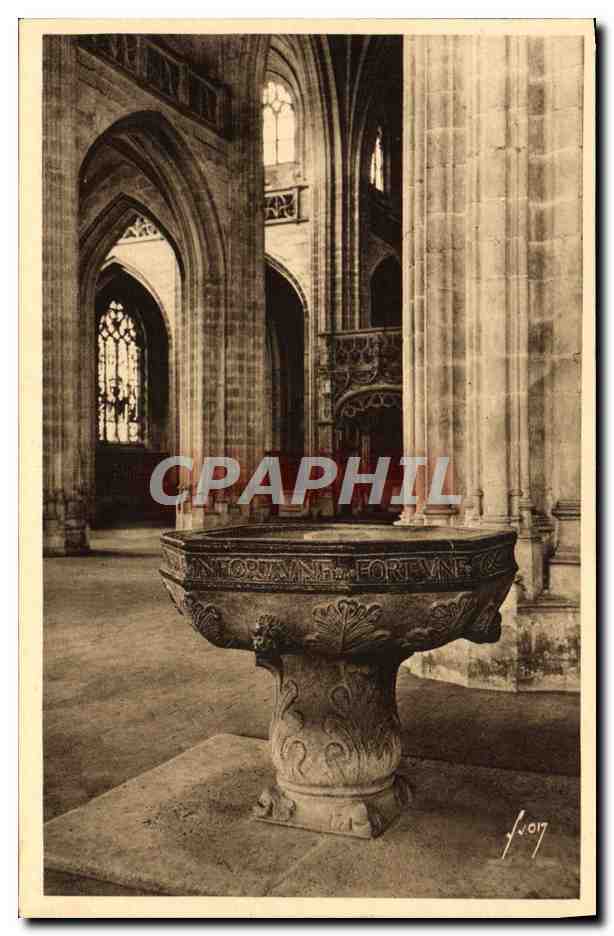 Bourg (Ain) - Kirche von Brou - Der Taufstein