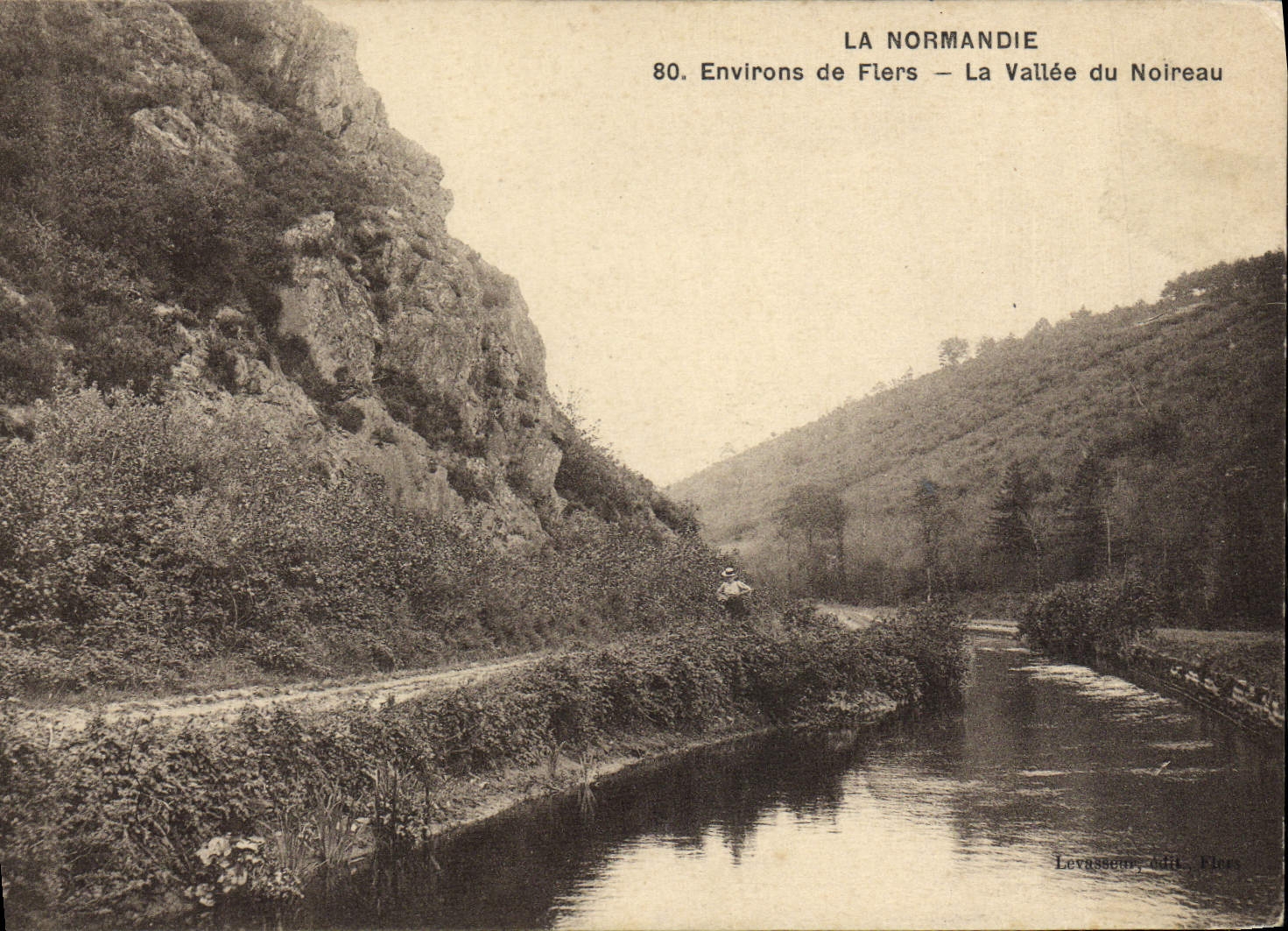 CPA La Normandie Environs De Flers La Vallee Du Noireau