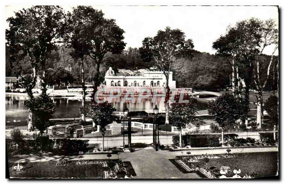 CPM Bagnoles De L'Orne Le Casino Du lac vu du Grand Hotel