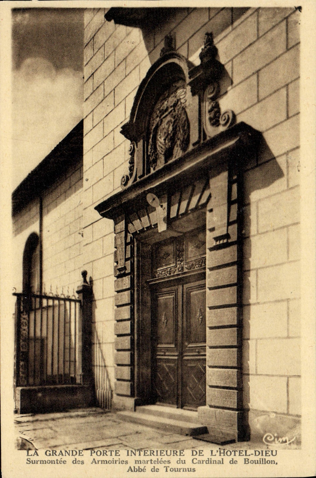 La Grande Porte Intérieure de l'Hôtel-Dieu — Surmontée des Armoiries martelées du Cardinal de Bouillon, Abbé de Tournus — Cim