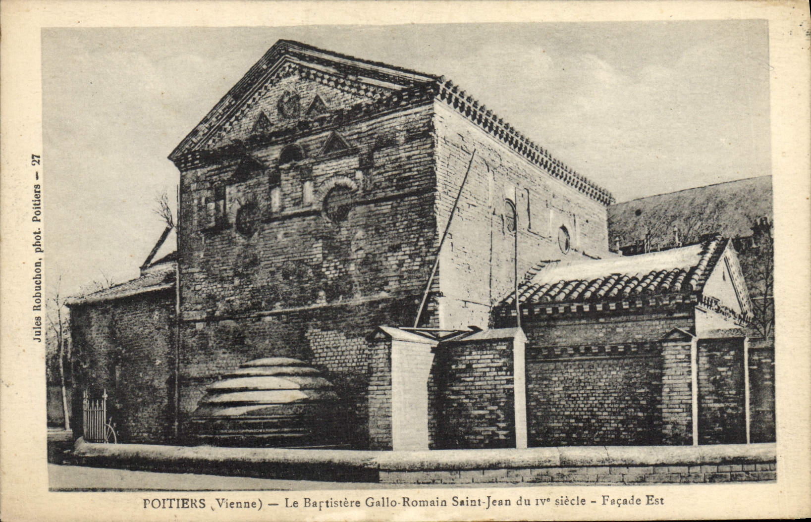 CPA Poitiers Le Baptistere Gallo Romain Saint Jean 