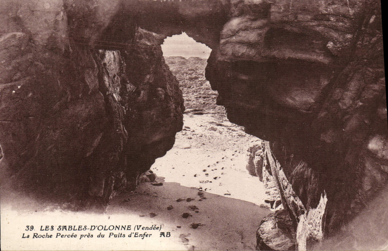 Les Sables-d'Olonne (Vendée) — La Roche Percée près du Puits d'Enfer — Phototypie A. Bihel, Angers