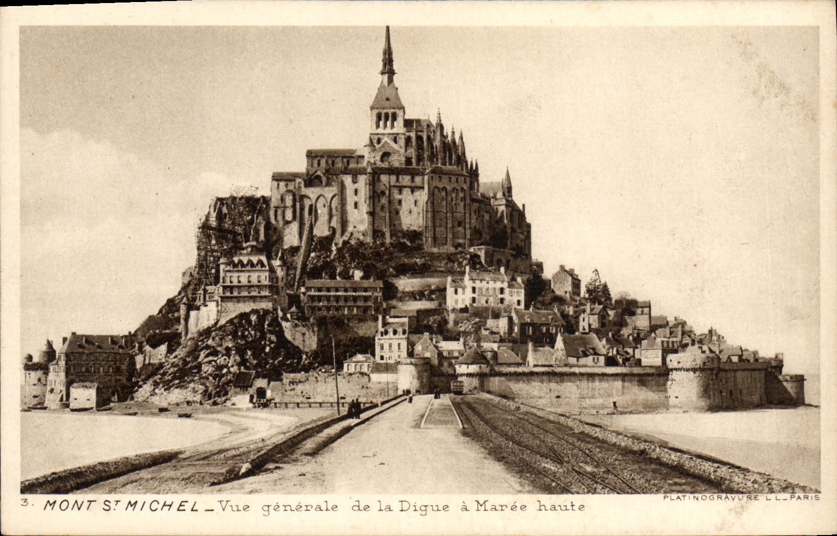 Mont Saint-Michel — Vue générale de la Digue à Marée haute — Platinogravure L.L. Paris