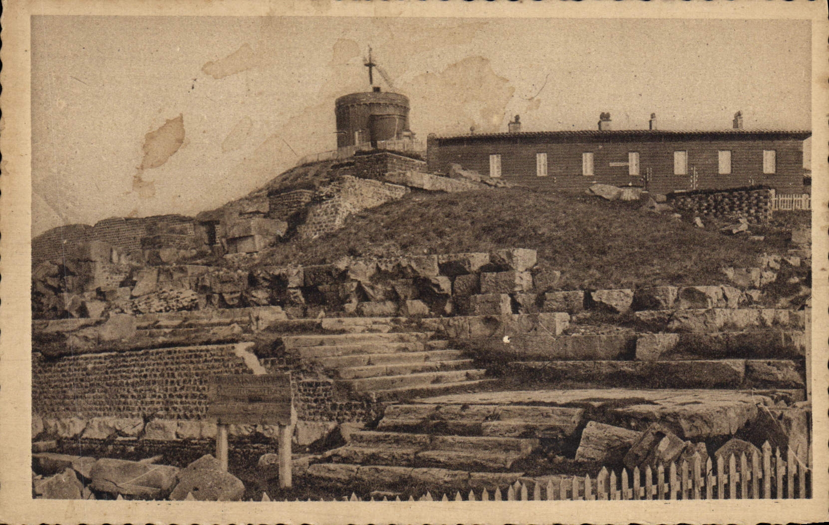 Die Ruinen des Tempels Merkur — Puy de Dôme — Jézal
