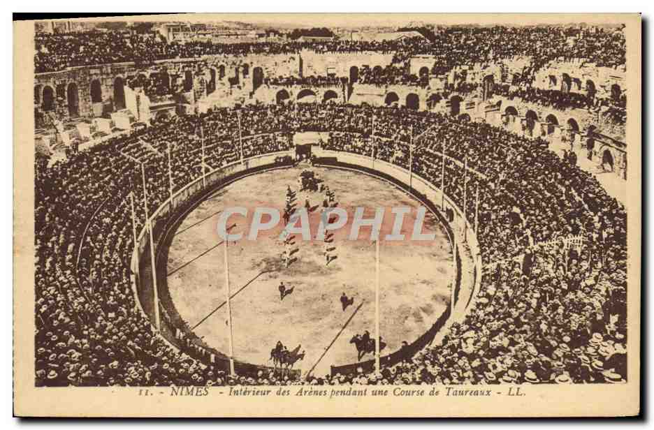 Nîmes - Intérieur des Arènes pendant une Course de Taureaux - LL.