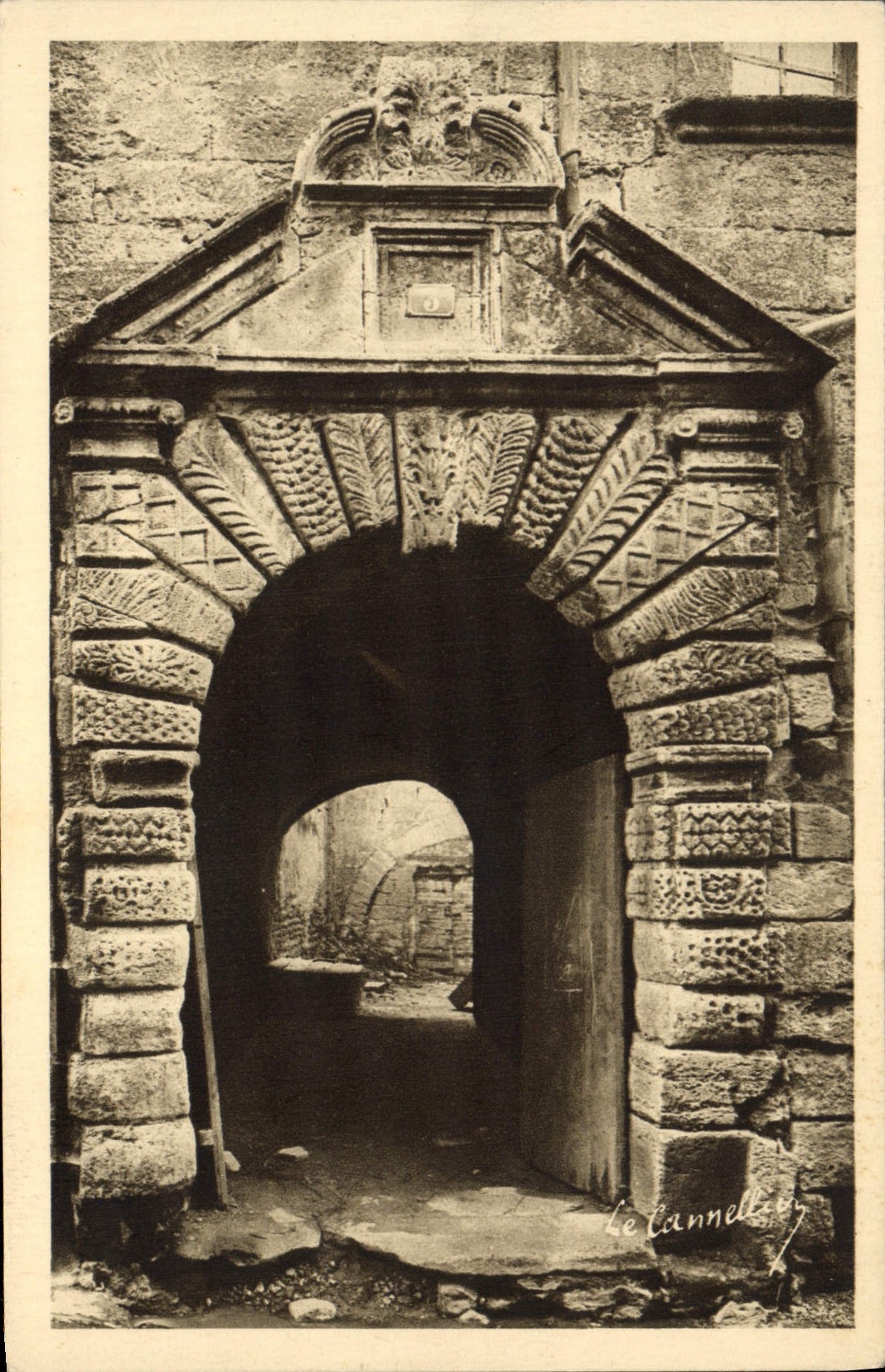 CPA Uzes Porte Louis XIV Rue Paul Foussat