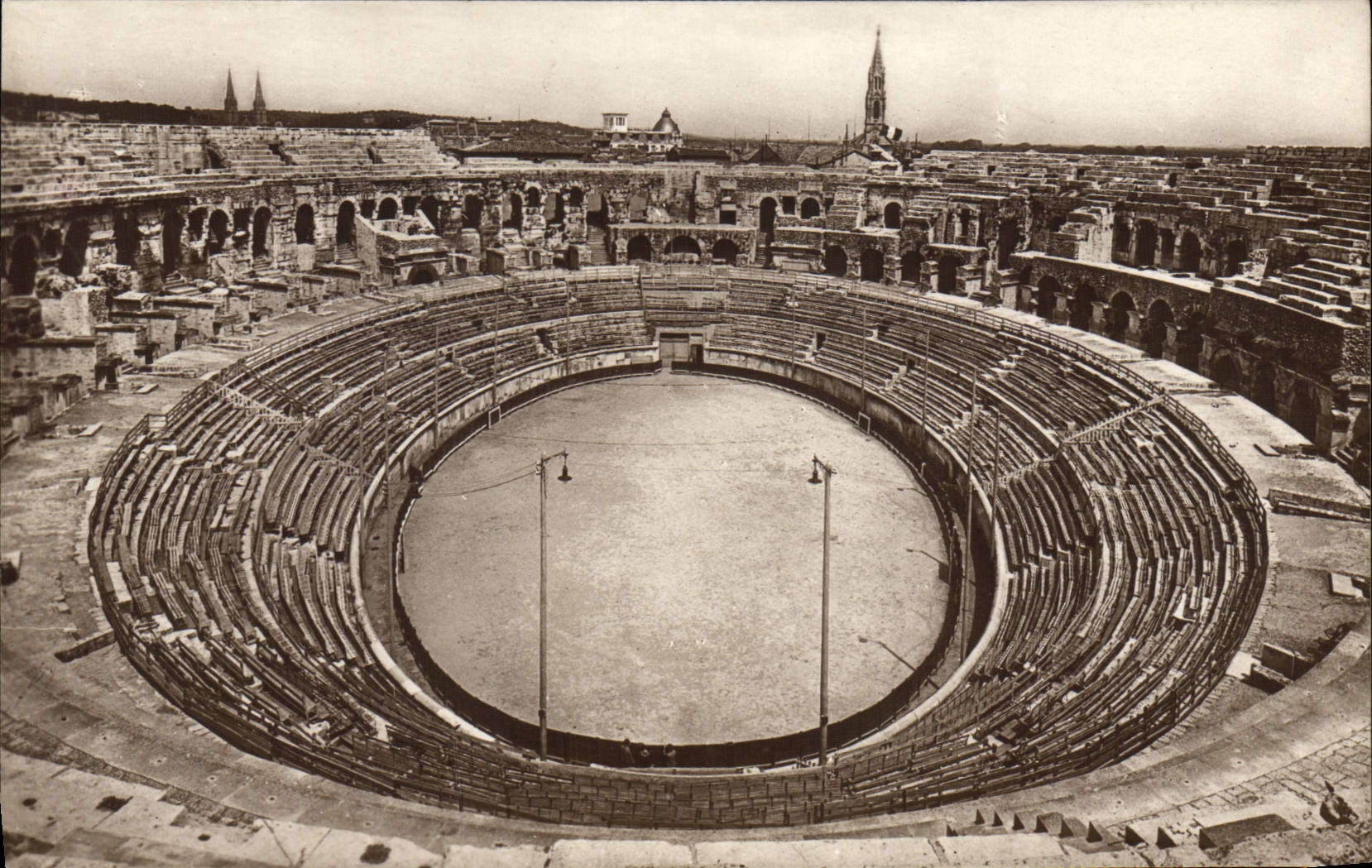 Nîmes — Intérieur des Arènes — Éditeur Lévy & Neudela, Paris