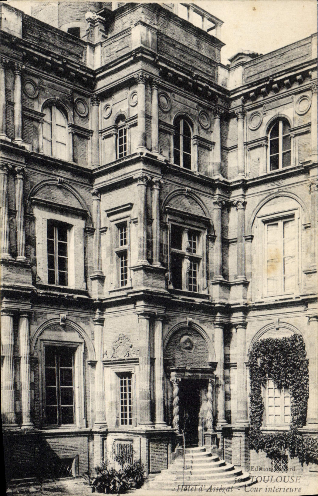 Hôtel d'Assézat — Cour intérieure — Éditions Bord, Toulouse
