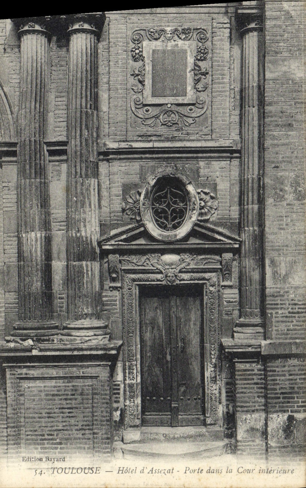Toulouse — Hôtel d'Assézat — Porte dans la Cour intérieure — Édition Bayard, n° 54