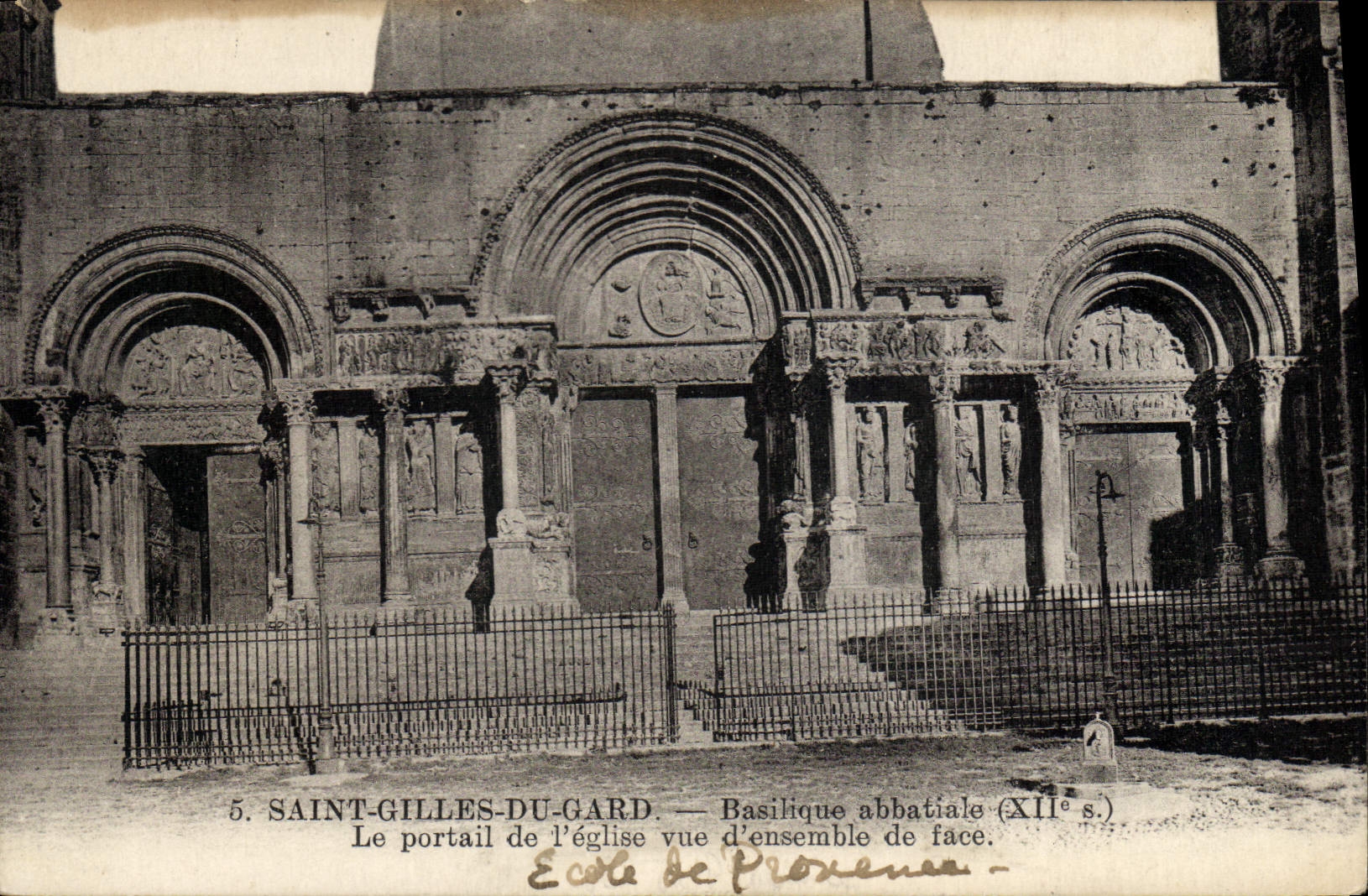 CPA Saint Gilles Du Gard Basilique Abbatiale Le portail de l'eglise vue d'ensemble de face 