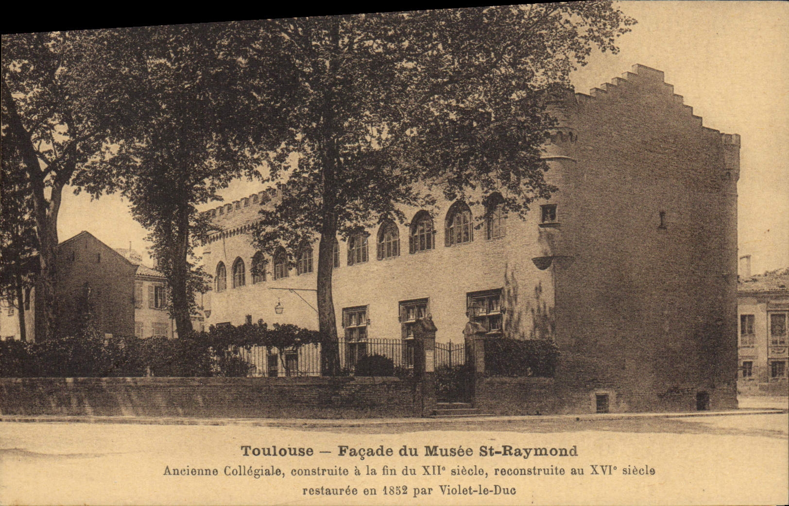 Toulouse — Façade du Musée St-Raymond — Ancienne Collégiale, construite à la fin du XIIe siècle, reconstruite au XVIe siècle, restaurée en 1852 par Viollet-le-Duc