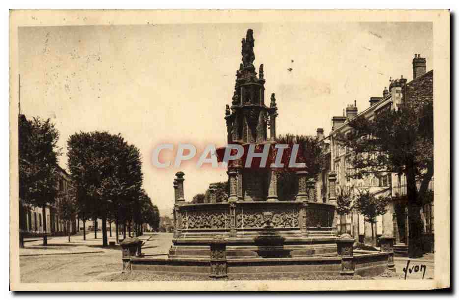 CPA Clermont Ferrand La Fontaine D'Amboise et cours Sablon