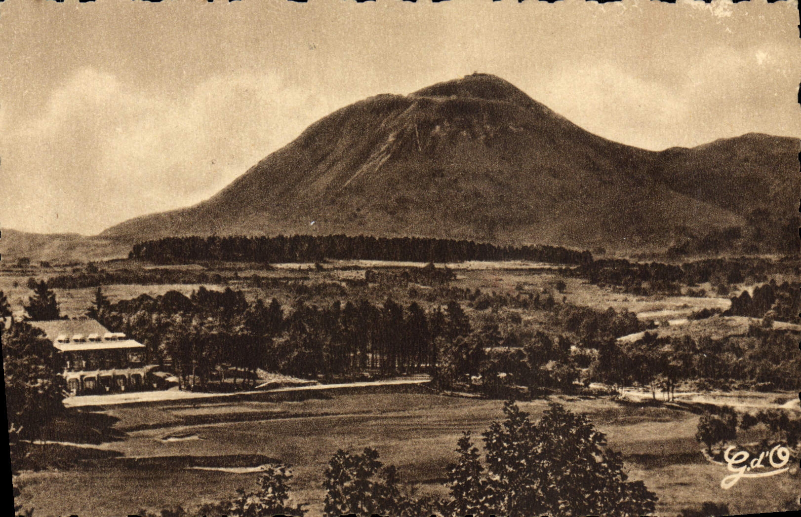 Le Puy-de-Dôme — Vue du golf de Charade — Photo G.d'O