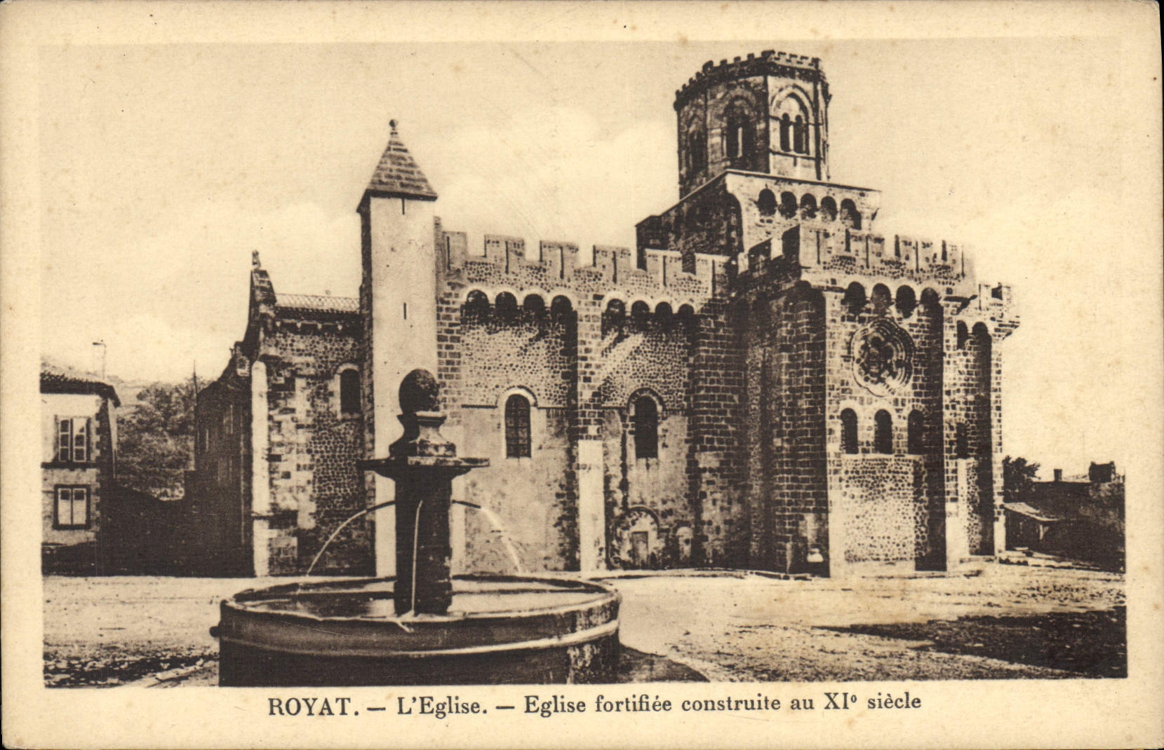 CPA Royat L'Eglise Fortifiee