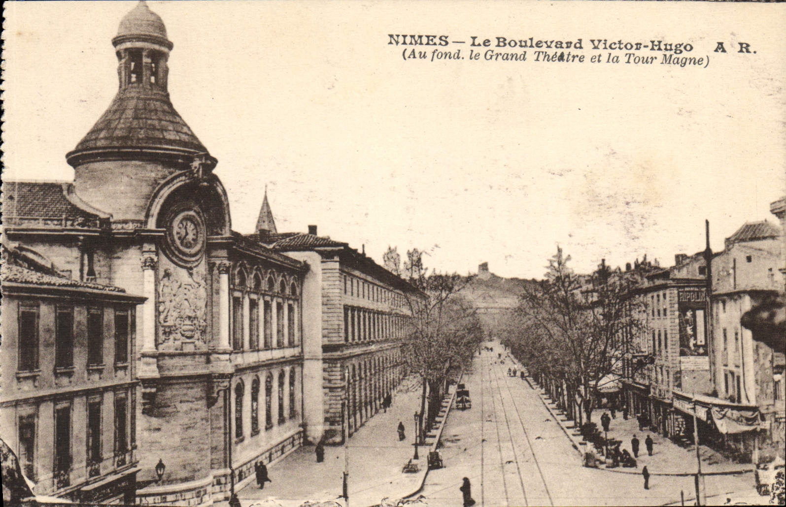 Nîmes — Le Boulevard Victor-Hugo — A.R. (Au fond, le Grand Théâtre et la Tour Magne)