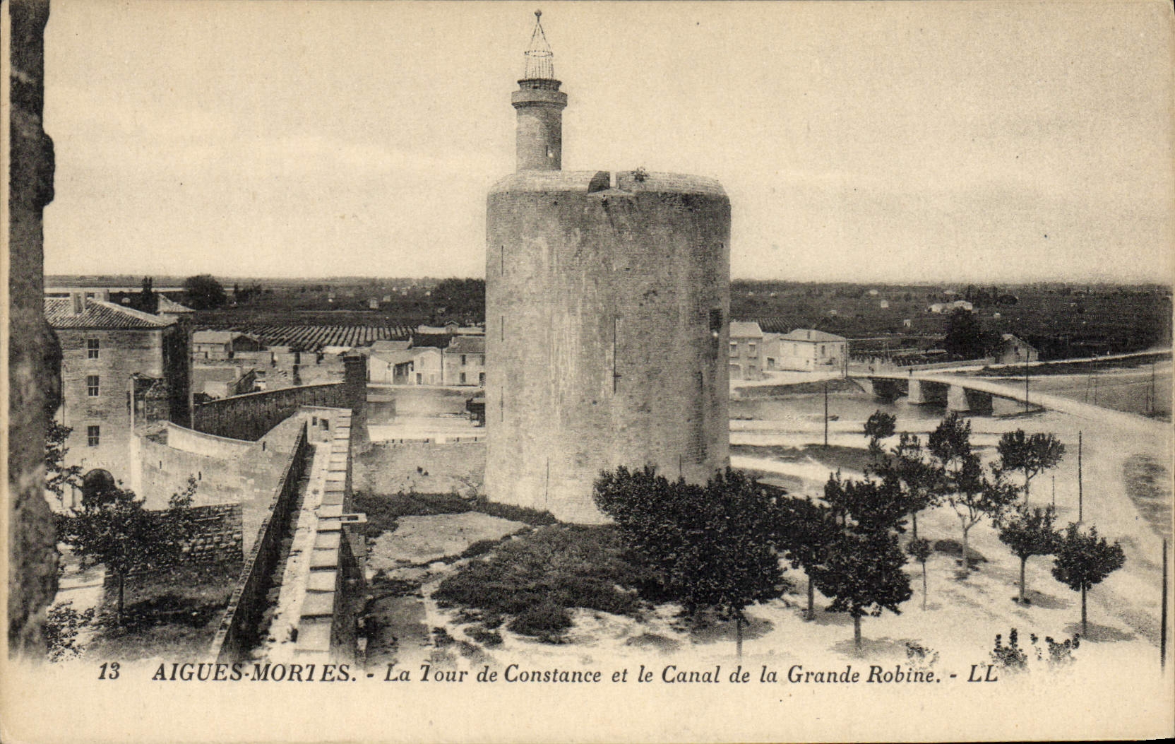 Aigues-Mortes - La Tour de Constance et le Canal de la Grande Robine - LL