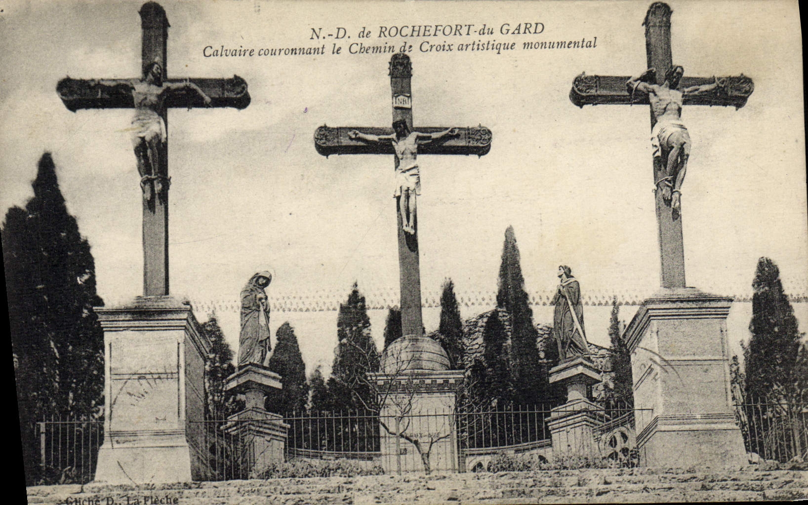 CPA ND de Rochefort Du Gard Calvaire Couronnant Le Chemin de croix 