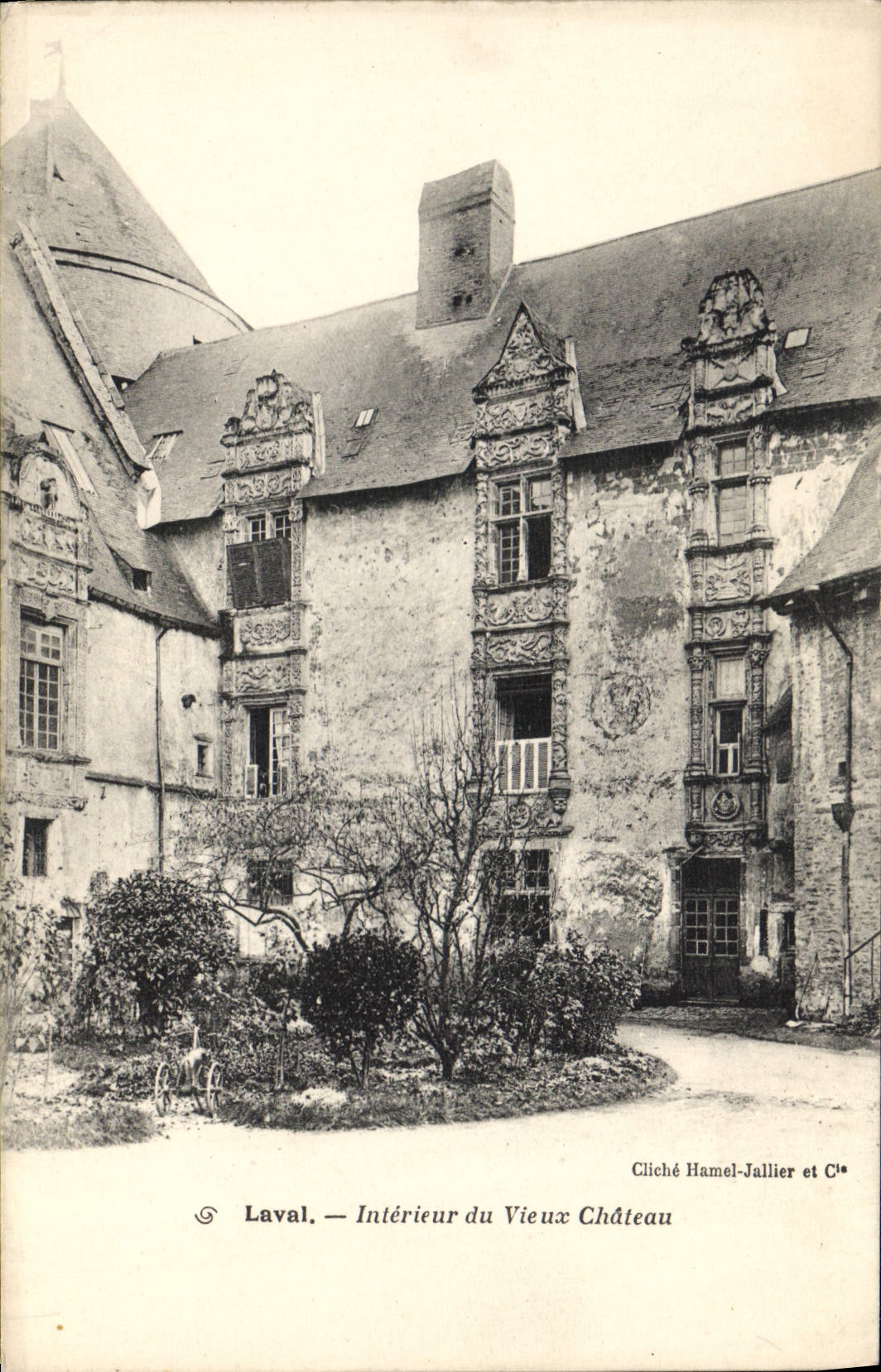 CPA Laval Interieur Du Vieux Chateau