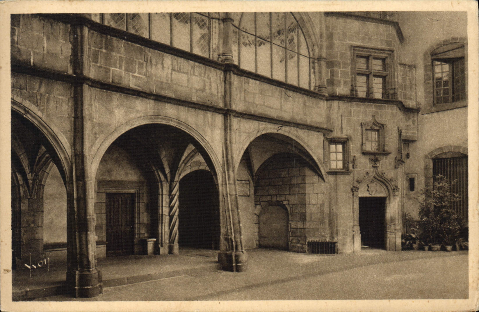 Cour intérieure de l'Hôtel de Ville — Riom (Puy-de-Dôme) — La Douce France, n°757