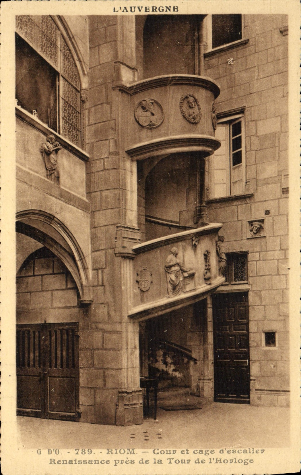 CPA Riom Cour Et Cage d'escalier Renaissance pres de la Tour de l'horloge