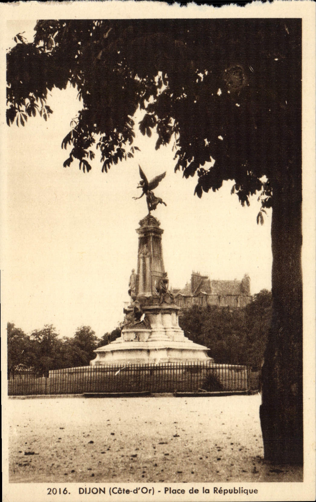 Dijon (Côte-d'Or) - Place de la République — Monument de la République avec ange au sommet — E. Protet, Dole