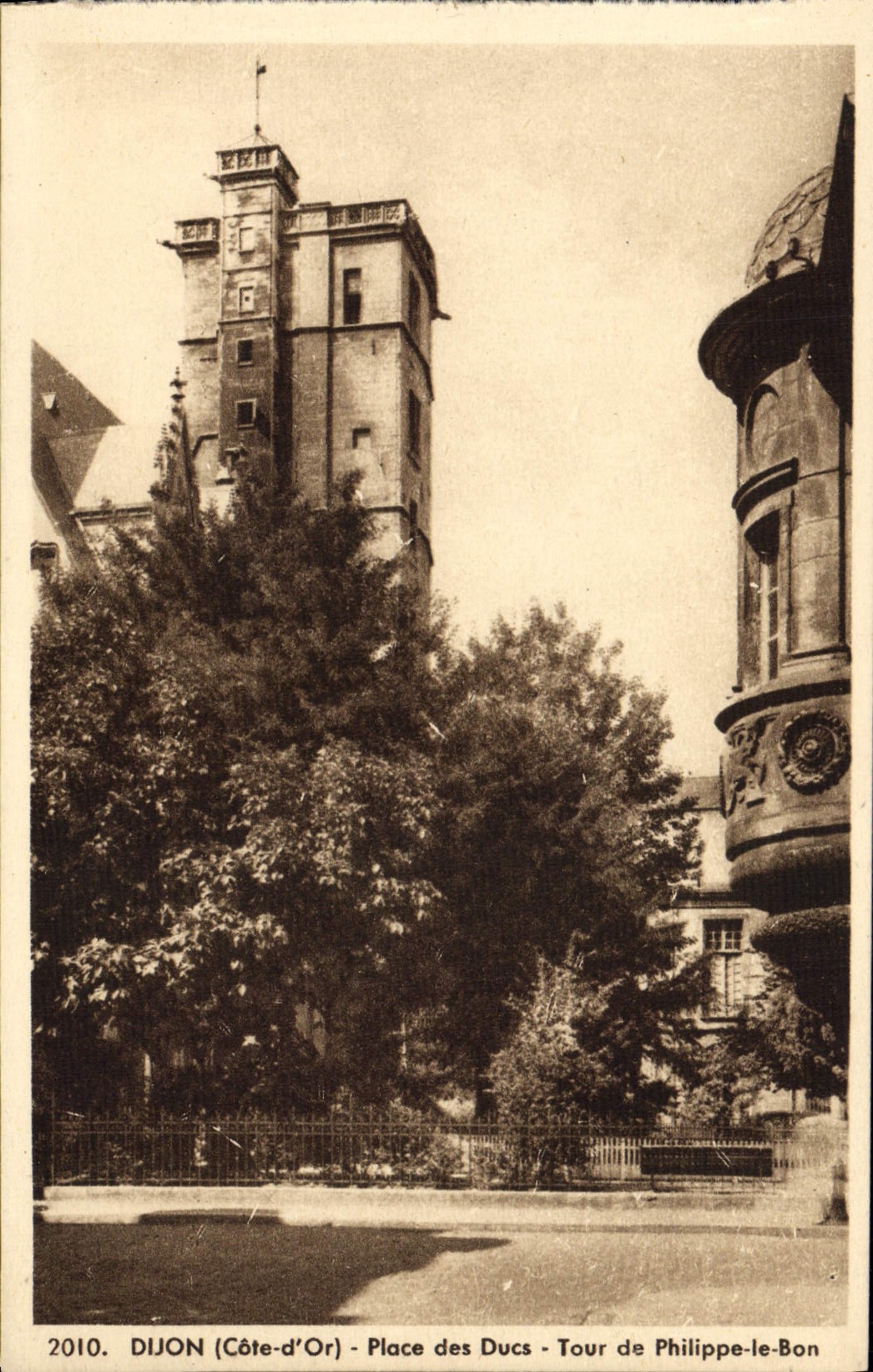 CPA Dijon Place des Ducs Tour de Philippe le Bon