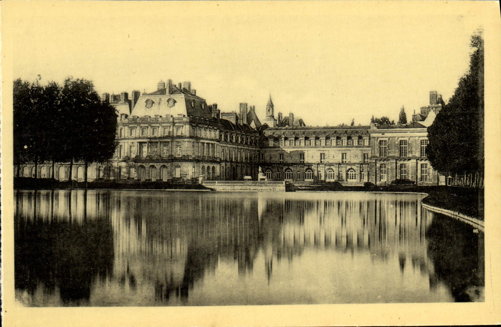 Castillo de Fontainebleau — Conjunto sobre la zona de agua — Edición de los Museos Nacionales n°141