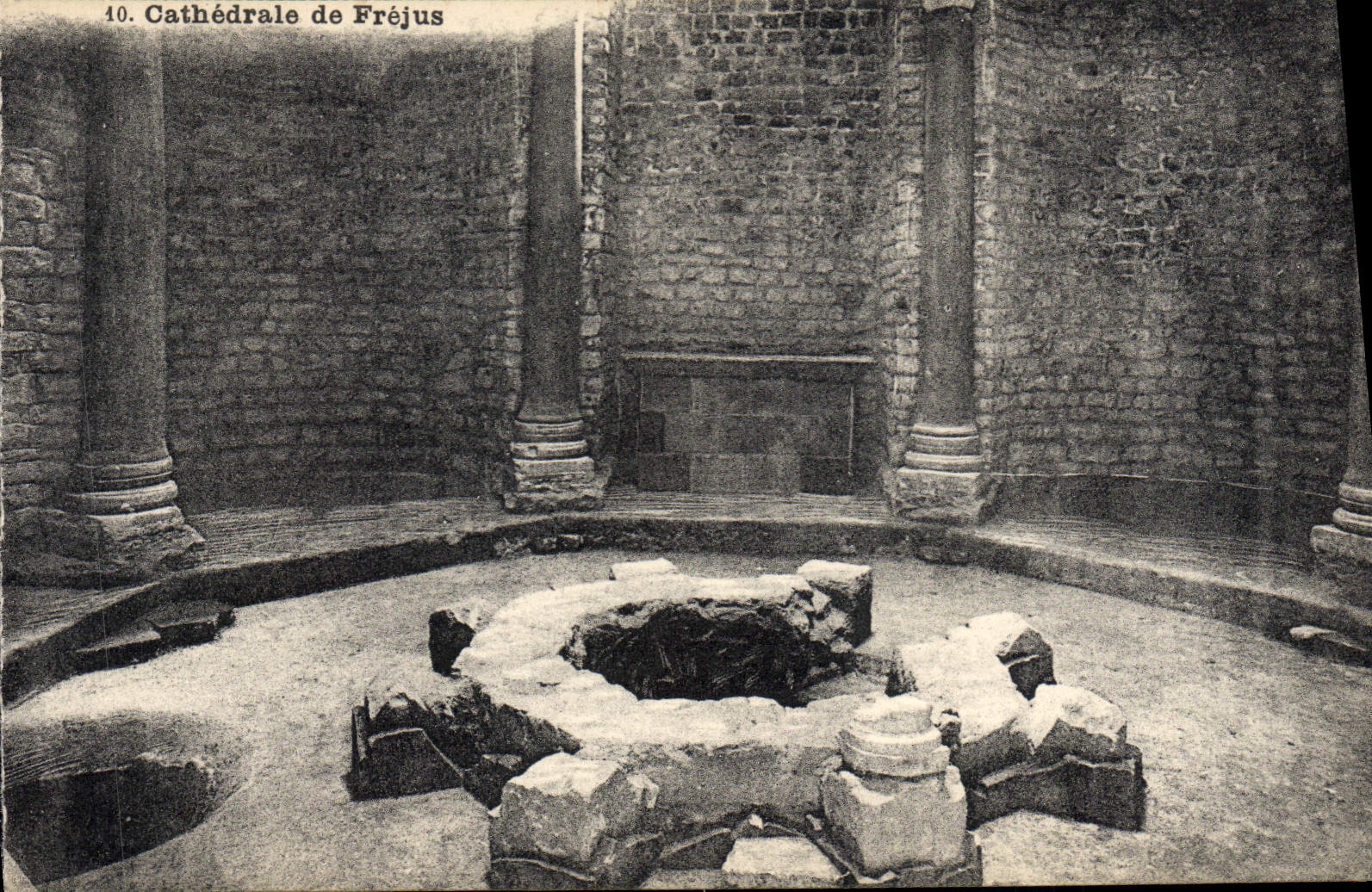 CPA Cathedrale De Frejus Baptisere Colonnes granit 