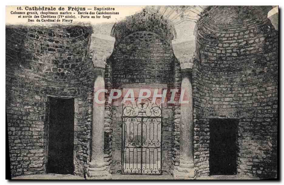 Cathédrale de Fréjus — Baptistère — Colonnes granit, chapiteaux marbre, entrée des Catéchumènes (IVe siècle), porte en fer forgé — Don du Cardinal de Fleury
