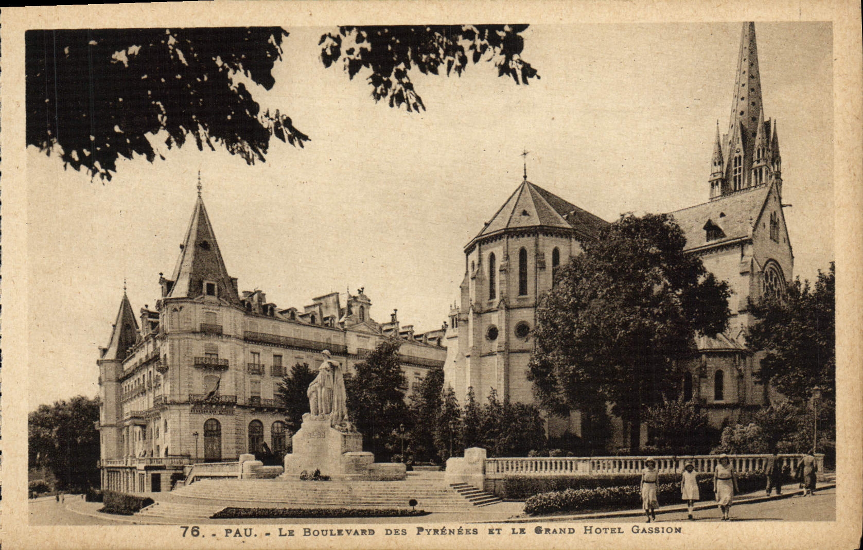 Pau - Le Boulevard des Pyrénées et le Grand Hôtel Gassion