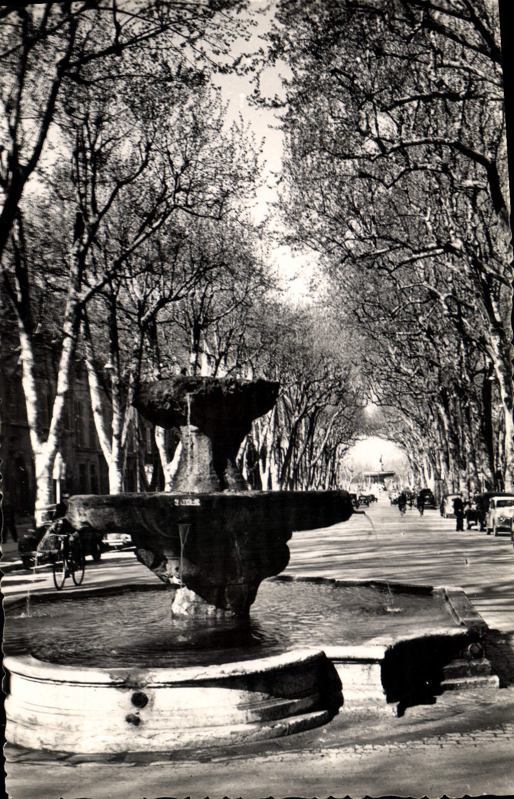 Fontaine des Neuf Canons — Aix-en-Provence — Société Éditions de la Libération