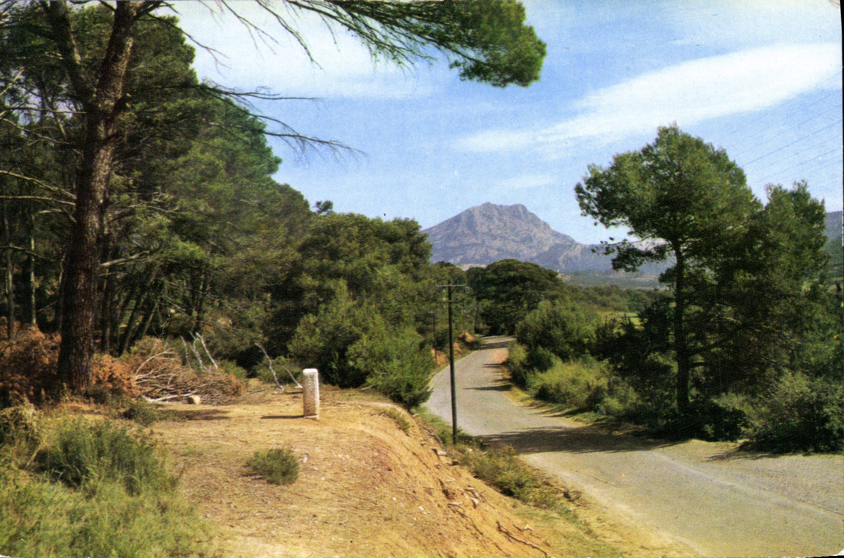 Environ d'Aix-en-Provence — Route du Tholonet — Stèle marquant l'endroit où Cézanne a peint le paysage de Sainte-Victoire