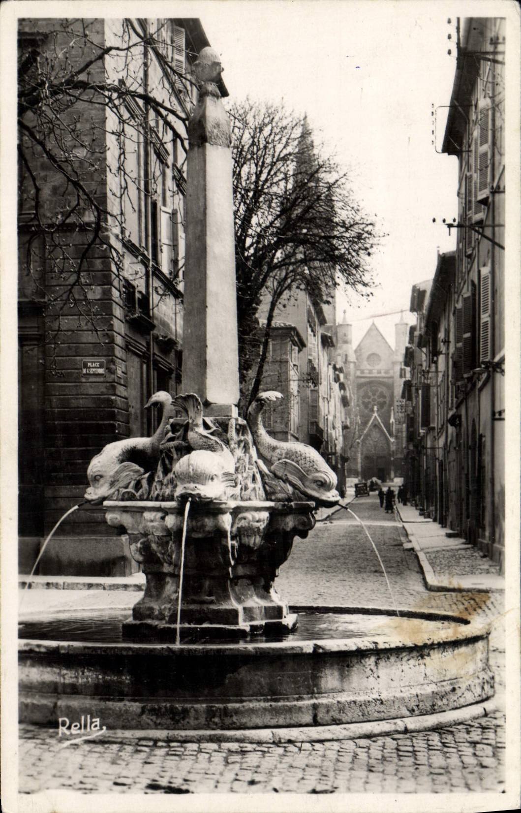 CPM Aix En Provence La Fontaine Des Quatre Dauphins La Rue Cardinale et l'eglise Saint Jean de Malte