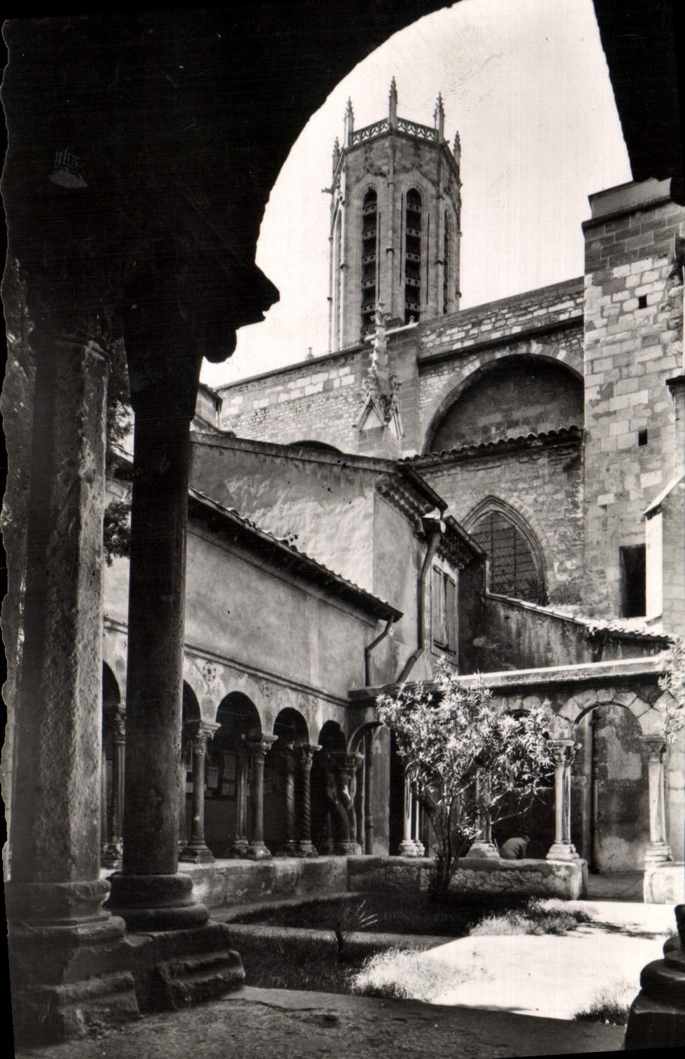 Aix-en-Provence — Le Cloître de la Cathédrale Saint-Sauveur — Société Éditions de France